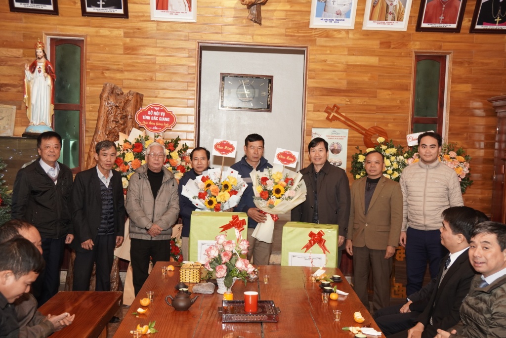 Các đồng chí lãnh đạo tỉnh, huyện và xã Mỹ Hà đi thăm, tặng quà giáo xứ Mỹ Lộc nhân dịp Lễ Giáng...